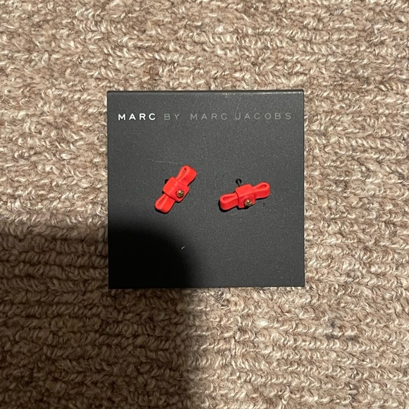 Marc Jacob Bow Studs - Picture 1 of 1